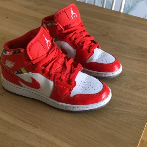 Jordan 1 mid Barcelona - Säljer sonens jordan 1 Barcelona pga för små, ny pris 1500 kr. Skorna är i bra skick (7-8/10).