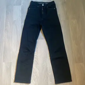 Svarta High waisted straight jeans från  Bik Bok