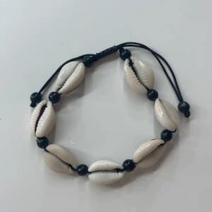 Snäck armband med svart tråd - om ni har nån fråga skriv till alicenerb på snap😘Fint Snäck armband med svarta pärlor emellan snäckorna och svart tråd, perfekt till stranden och nu till sommaren 🐚💓🤩