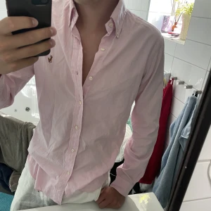 Ralph Lauren skjorta - Perfekt sommarskjorta från Ralph Lauren i rosa, storlek M  Mycket bra skick, 599kr!