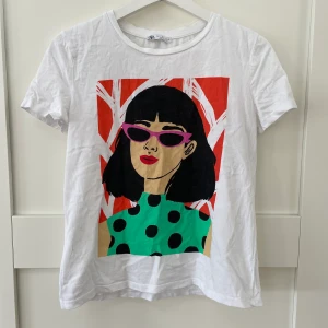 Vit T-shirt med tryck  - Vit t-shirt med färgglatt tryck 