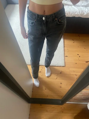 Svarta jeans - Svarta straight jeans. Jeans från Gina tricot i stl 34, normal passform för mig som vanligtvis har 34/xs/s. Inga skador och knappast använda😊