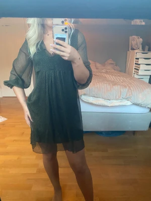 Klänning från Zara - Klänning från zara i storlek XS