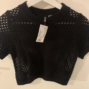 stickad crop top - Märke H&M Skick: 10/10 (helt ny) Storlek: xs - passar också s Mörkbrun-svart färg Använd gärna köp nu 💕