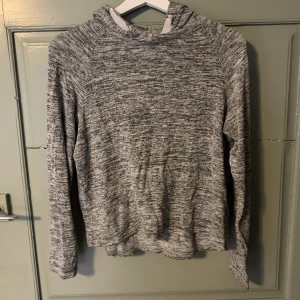 tröja - tunn tröja från lager 157 med en luva🙌 