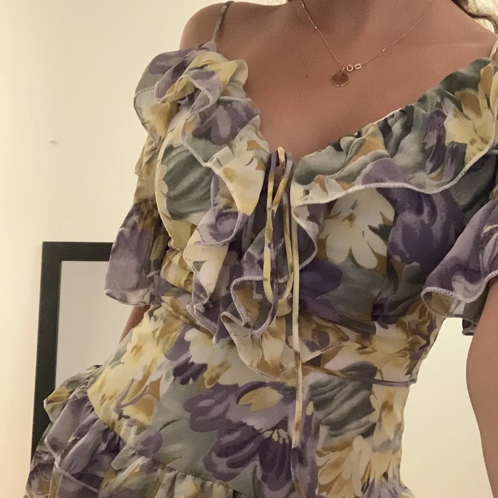 Super somrig klänning med Blommigt mönster, super fin inför sommaren och är precis som ny, säljer då jag inte använder längre❤️. Klänningar.