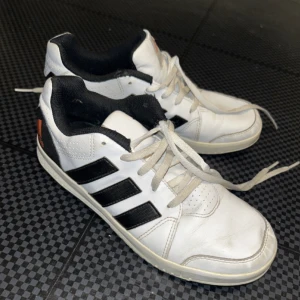 Adidas Skor 36,5 - Kan användas för barn och annat. Säljer för endast 200 kr. Kan bjuda på frakten. Skriv bara :)