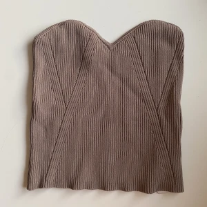 Tubtopp NA-KD - Finstickad croppad tubtopp från NA-KD i taupe/brun. Sååå fin till t.ex. vit satinkjol eller jeans 🤎 Aldrig använd!