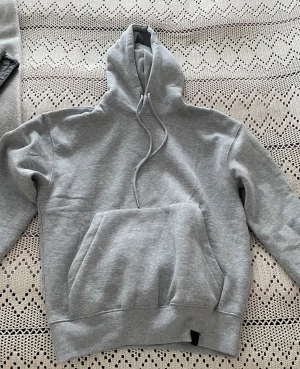 Grå Hoodie - Helt ny hoodie från Pull&Bear. Aldrig använd! Jättemjuk och tjock!