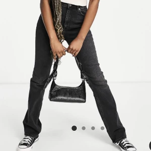 Jeans - Sjukt fina jeans i en slim straight modell. Materialet är väldigt stretchigt. I väldigt fint skick då de knappt är använda!