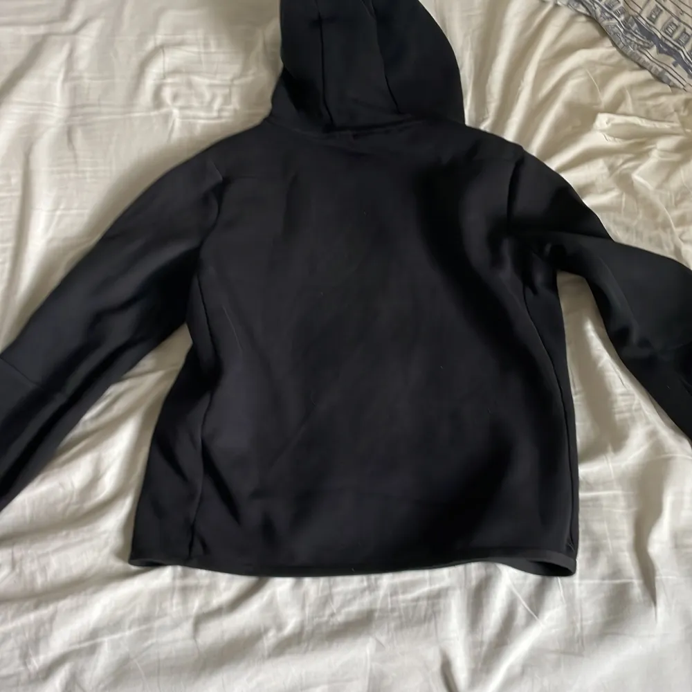 Hej! Säljer denna zip hoodien pågrund av att den är för liten. Den är köpt på Nike, skick 8/10 nypris runt 900. Tveka inte på att höra av er om ni undrar nåt. Hoodies.