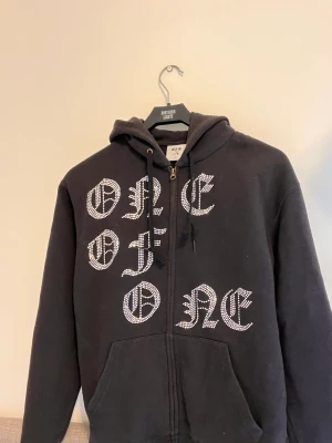 One of one hoodie tröja  - Säljer min one of one hoodie då jag har vuxit ur den.