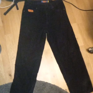 Empyre skate byxor  - Empyre Manchester byxor i bra kondition men har ett litet hål nere som ingen märker. Knappast änvanda i small size men de är baggy. 