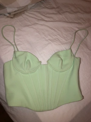 Korsett topp - Säljer en korsett topp i storlek s.  Aldrig använt  