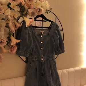 Jeansdress - En gullig jeansdress i storlek 38 som sitter väldigt fint. Har knappar hela vägen från midjan och uppåt. Köpte den på H&M för något år sedan. Men har endast använt en gång. Prislappen sitter fortfarande kvar💕