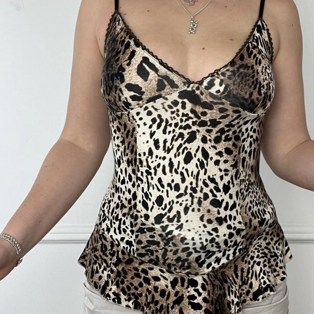 2000tals leopard linne, säljer då den inte kommit till användning. Strechig i materialet och väldigt skön. (Utrensning pga flytt) ✨💃. Toppar.