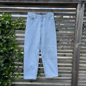 Jeans från Weekday, modell rail (27/30) köpta förra året. Aningen blekt fläck på ena benet (se bild) annars i bra skick! Midja: 37 cm, längd: 99 cm, ben innersöm: 73 cm. Skriv till mig om du undrar något mer :)