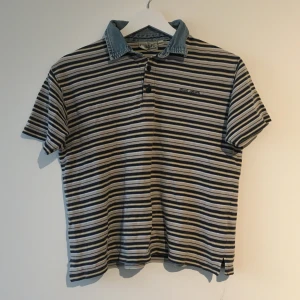 Shirt - Good condition. Köpt på barnavdelningen second hand. Jeans krage 