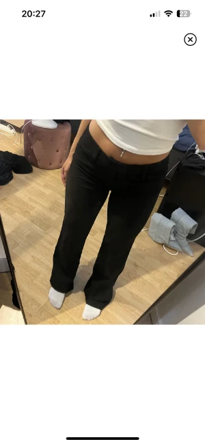 Lågmidjade kostymbyxor  - !Lånade bilder! Snygga lågmidjade vintage kostymbyxor likadana som på bilden🥰