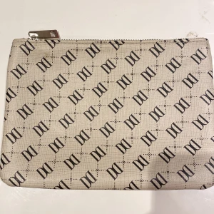 Smink väska - Smink väska.perfekt nu till sommaren.aldrig använda.TRYCK EJ PÅ KÖP NU 