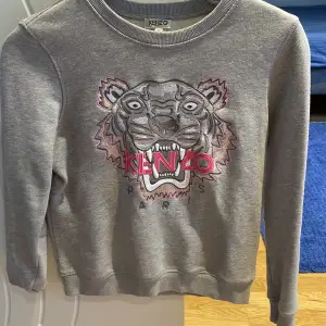 Äkta Kenzo sweatshirt som är strl 14 years (som en vuxen XS dam), bra skick och är köpt på NK.