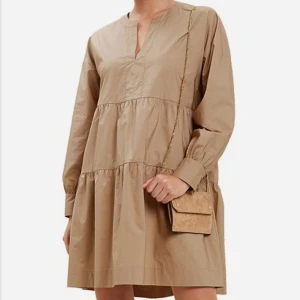 Bikbok sasha kjole - Oanvänd klänning. Det passar för L-Xl-XXl storlek. Det är stor storlek. 