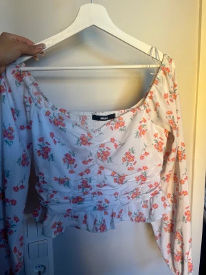 Blommig top - Fin och söt top, stretchig. Använd ca 2 gånger och är i mycket bra skick 