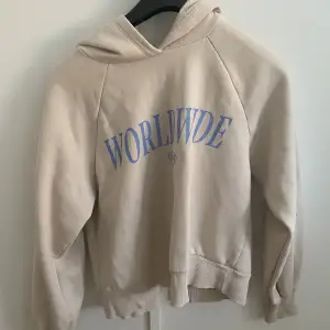 En hoodie från Gina tricot där det står ”worldwide” på. Har en liten fläck men man tänker inte mycket på det. ❤️