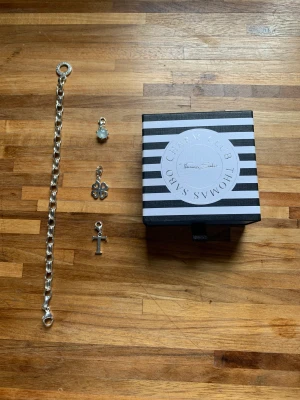Thomas Sabo armband och berlocker  - Allt från Thomas Sabo och i fint skick. 1. Armband 300, 2,månadssten mars 300, 3, lyckoklöver 200, 4, bokstavsberlock T 200, 5, halsband också från Sabo perfekt till berlockerna. Skriv till mig vid intresse. Allt är nypolerat.priser går att diskutera🫶🏼