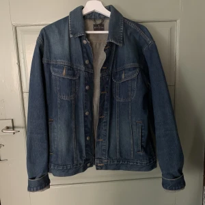 jeans jacka - jeans jacka från batistini, herrmodell men passar såklart alla🙌bra skick👐 
