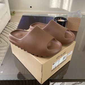 Yeezy slide  - Yeezy slide flax storlek 39. Pris 1200kr. Nya. Möts i Sthlm eller frakt mot kostnad 