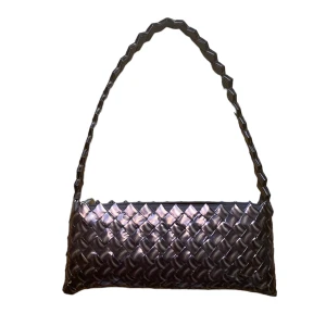 y2k väska - super cool väska gjort av återvunna tidningar. Köparen står för frakt. Använd gärna ”köp nu” <3 