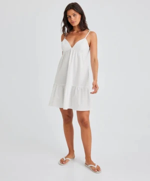 Klänning  - Jätte fin klänning. Pris lappen sitter kvar aldrig använd🤍