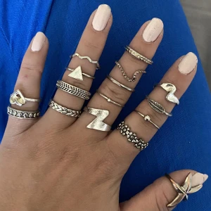 MASSA SILVERRINGAR - säljer alla ringar jag har i silver, då jag endast använder guld själv! Vissa använda, andra helt nya! Alla för 70kr!! 