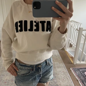 Hm tröja  - Jätte snygg mysig hm tröja 💓bra skick men en liten rosa fläck som man knappt lägger märke till, skriv för bild 