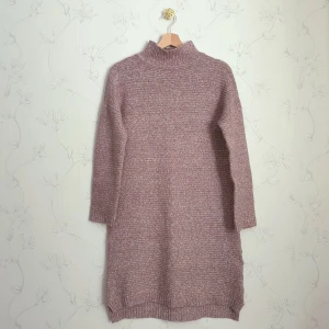 Stickad lång klänning - 🥐FÖRST TILL KVARN!🥐 En lång & gosig stickad tröja. Brun/lila melerad i färgen & är endast använd få gånger. Nyskick och har mesta dels bara hängt i garderoben i något år. Förtjänar att vara i älskande händer. Strl 34/36. Stor i strl. Vill bli av med ASAP