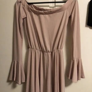 Ljusrosa jumpsuit  - En ljusrosa jumpsuit som är offshoulder och har utsvängda armar. Den är kort, jag har aldrig använt den utan endast testad. Passar även s