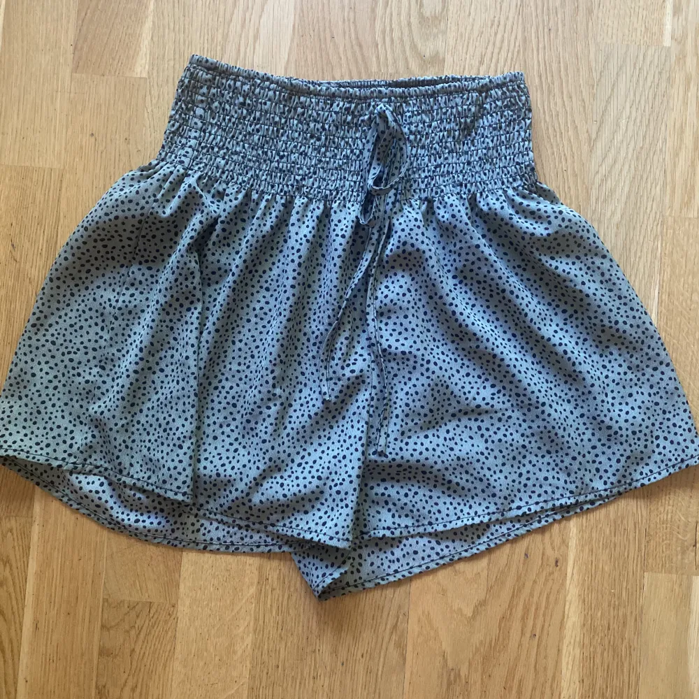 Säljer shorts kjol i storlek S från shein för 50 kr + frakt💗. Shorts.