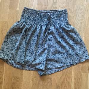 Säljer shorts kjol i storlek S från shein för 50 kr + frakt💗