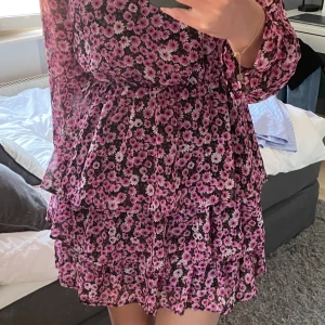 Klänning Chiquelle - Gammal klänning från chiquelle som tyvärr aldrig kommer till användning, den är storlek 36. Kontakta för mer bilder eller info💕
