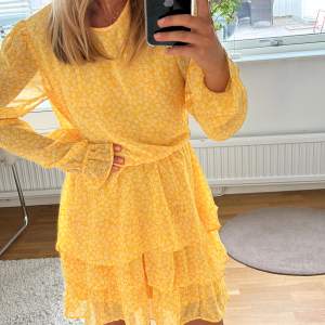 Blommig klänning med underbar gul färg! Älskar den men den är tyvärr för stor för mig. Perfekt nu på sommaren! ☀️💛