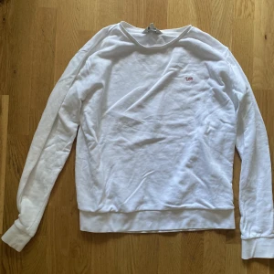 Vit tunn tröja - En vit tunn tröja i storlek M för 50 kr + frakt!💗