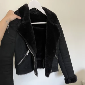 Jacka - Höst/vinterjacka från zara. Lurvig insida vilket gör den varm. sparsamt använd. Nypris 700:-