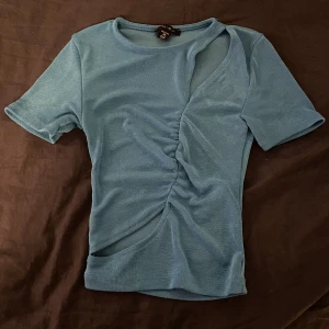 Fest topp  - Ett skit snygg topp med utskärningar. Jätte fin färg och passar till det mesta! Kommer från New yorker. Aldrig använd! Köparen står för frakten och jag står inte för postens slarv!