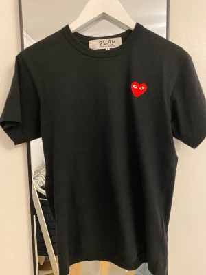 CDG Tshirt - Inköpt från Miinto för 1200