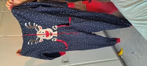 Byxdress utan tofsar - Byxdress bollarna på luvan har lossnat men syns inget märke.