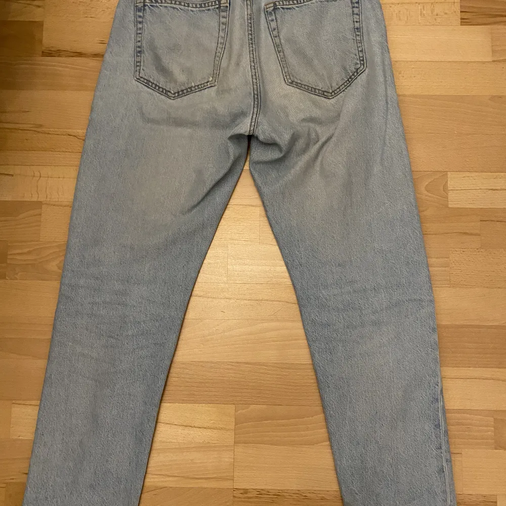 Blåa jeans som är inte super breda men sitter avslappnat. Sitter perfekt på mig som är 165. Jeans & Byxor.