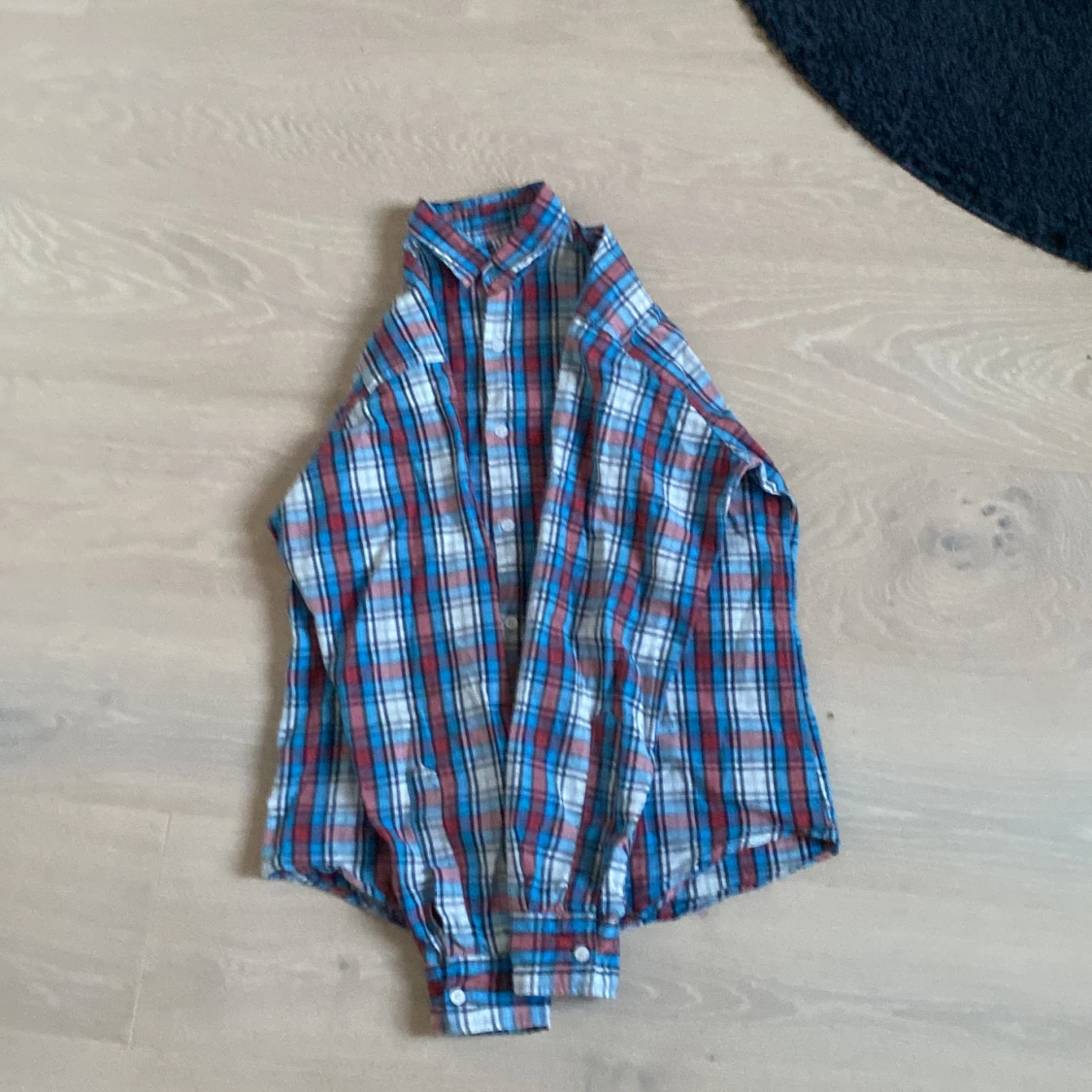 Blå,vit och röd skjorta 