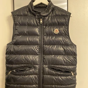 Moncler Gui väst  - Helt ny och köpt 2023. Låda och allt följer med!