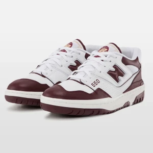 NB 550 WHITE BURGUNDY - Säljer mina New Balance 550 i storlek 36. Använda sparsamt, kan räkna på fingrarna och i väldigt bra skick. Säljer pågrund av att dem är lite små på mig som vanligtvis har 36,5-37. Skickar egna bilder vid intresse. Nypris 2899kr.   PRIS KAN DISKUTERAS 💗💗